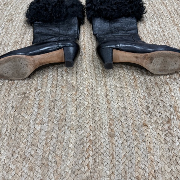 Chanel black boots, a shearling trim, a covered cone heel, and a silver CC logo - Picture 5 of 11